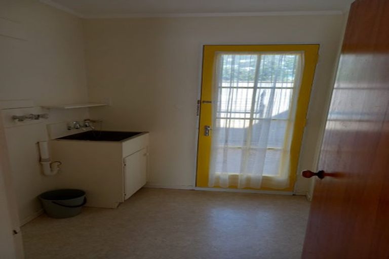 Photo of property in 2/15 Apu Crescent, Lyall Bay, Wellington, 6022