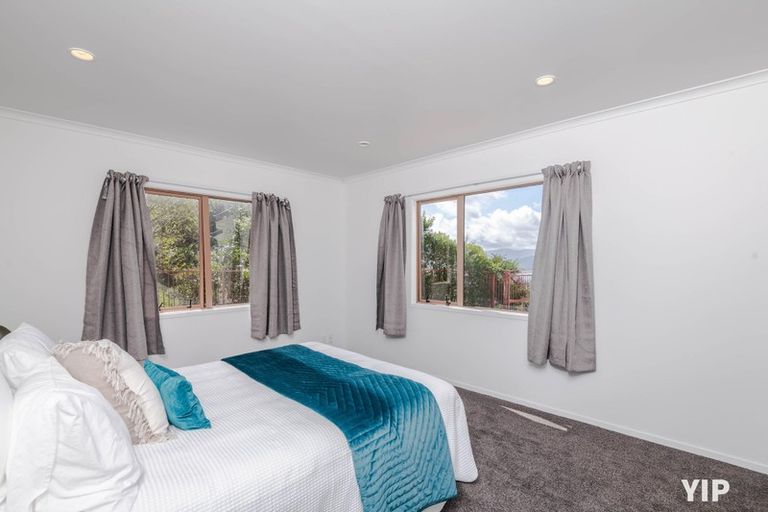 Photo of property in 37 Dress Circle, Newlands, Wellington, 6037