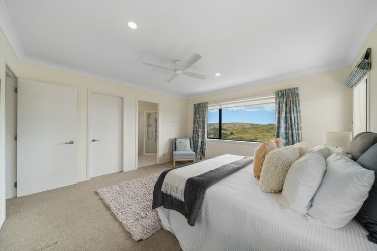 Photo of property in 12 Saint Vincent Terrace, Grenada Village, Wellington, 6037