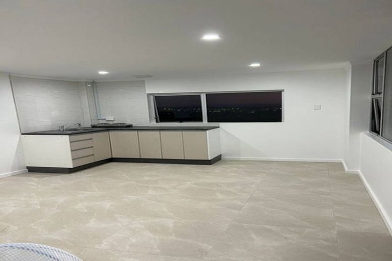 Photo of property in 2/1004 East Coast Road, Northcross, Auckland, 0630