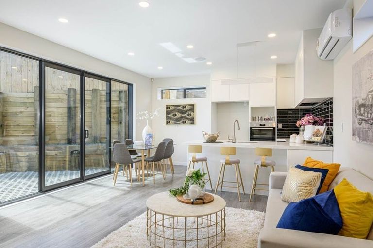 Photo of property in 12b September Place, Forrest Hill, Auckland, 0620