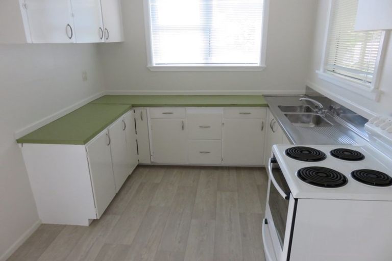 Photo of property in 1/12 Holiday Road, Stanmore Bay, Whangaparaoa, 0932