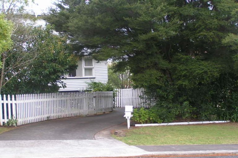 Photo of property in 2/27 Becroft Drive, Forrest Hill, Auckland, 0620