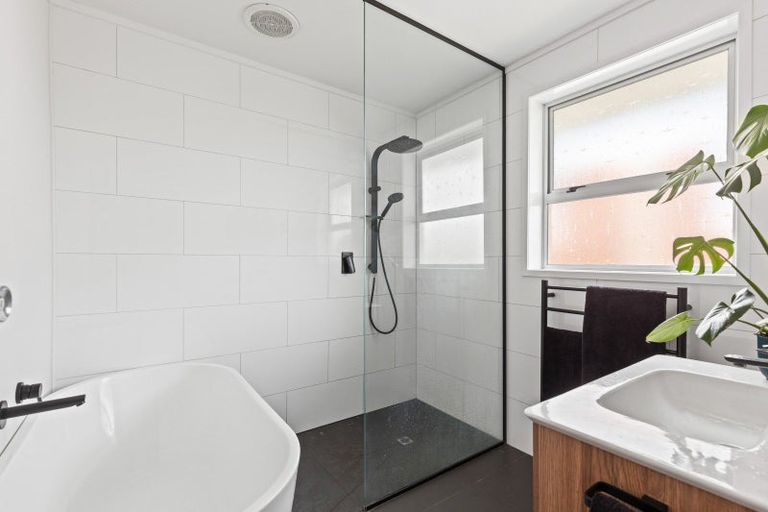 Photo of property in 17 Longview Drive, Merrilands, New Plymouth, 4312