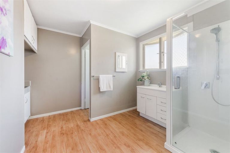 Photo of property in 3/3 Buscomb Avenue, Henderson, Auckland, 0610