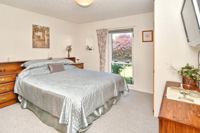 Photo of property in 22 Prestons Road, Redwood, Christchurch, 8051