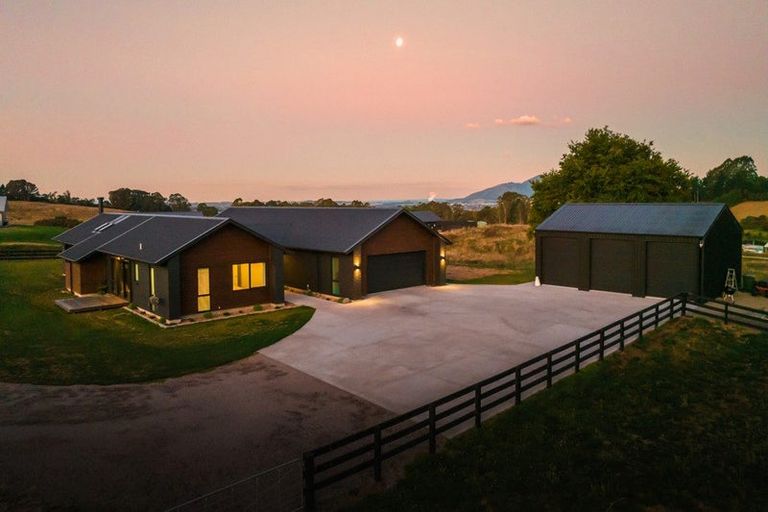 Photo of property in 2 Vickers Way, Acacia Bay, Taupo, 3385