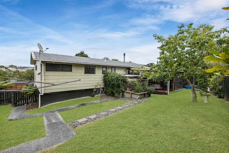 Photo of property in 12 Fitzherbert Avenue, West Harbour, Auckland, 0618