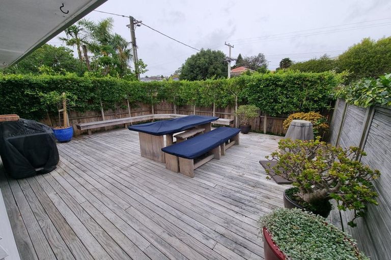 Photo of property in 1 Selwyn Crescent, Forrest Hill, Auckland, 0620