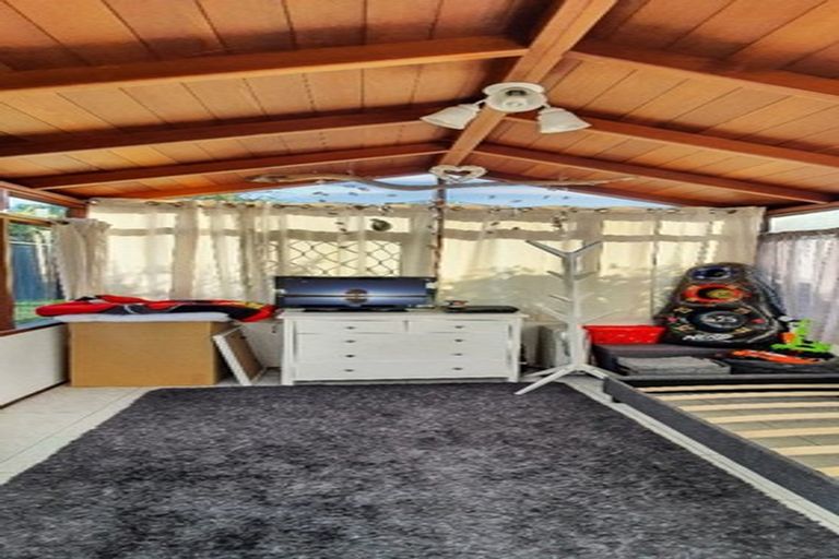 Photo of property in 7b Harrybrook Road, Green Bay, Auckland, 0604