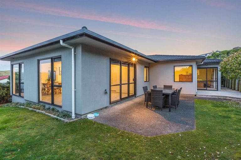 Photo of property in 16 Tongariro Drive, Aotea, Porirua, 5024