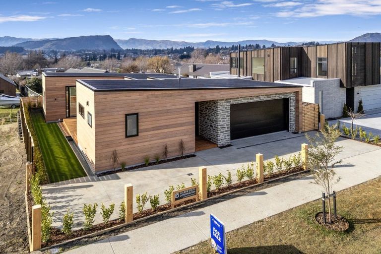 Photo of property in 11 Stoneleigh Drive, Wanaka, 9305