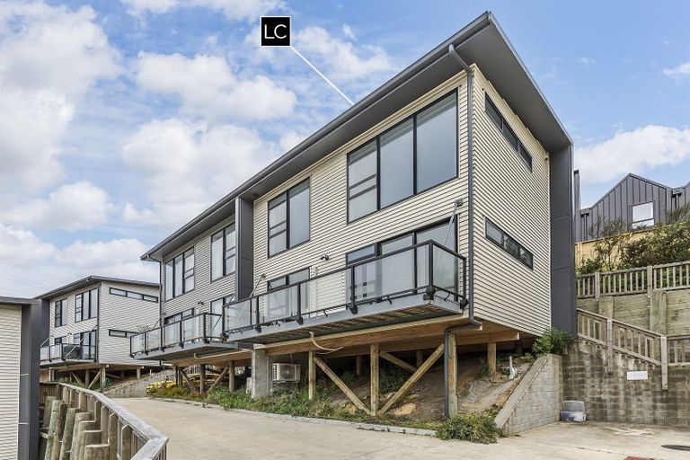 Photo of property in 15 Ara Patukawenga, Tawa, Wellington, 5028