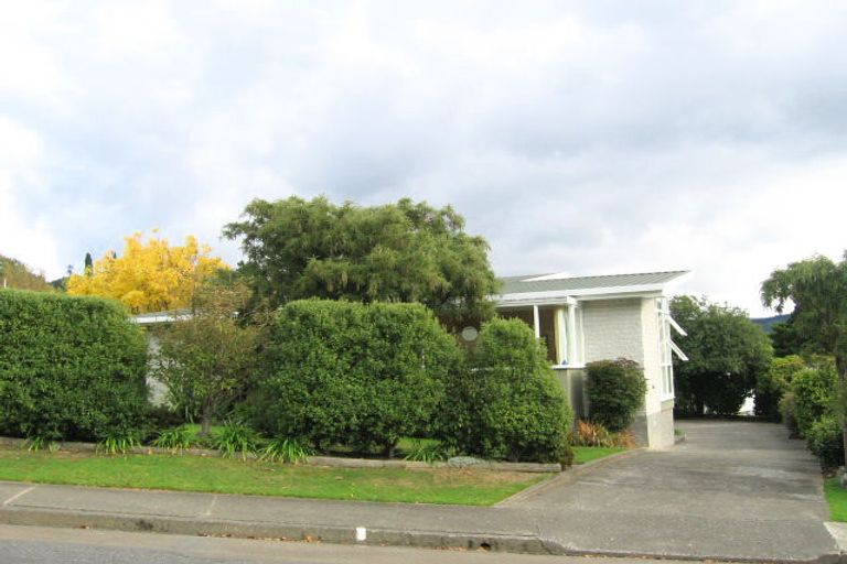 Photo of property in 8 Harewood Grove, Pinehaven, Upper Hutt, 5019
