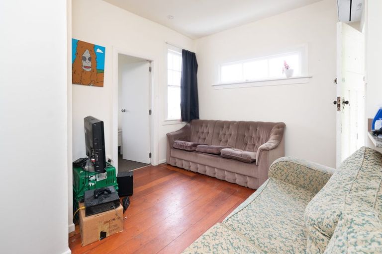 Photo of property in 76a Kelburn Parade, Kelburn, Wellington, 6012