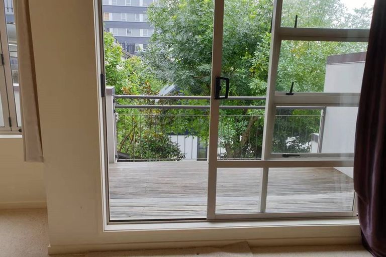 Photo of property in 5 Mannikin Place, Unsworth Heights, Auckland, 0632