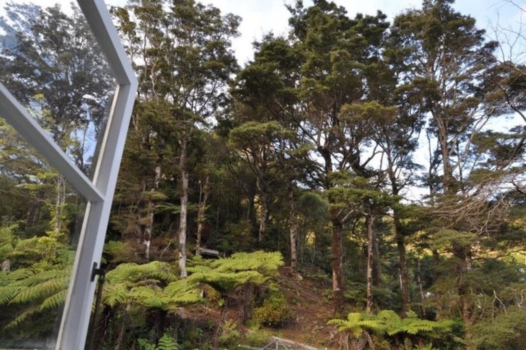 Photo of property in 124 Cheviot Road, Lowry Bay, Lower Hutt, 5013