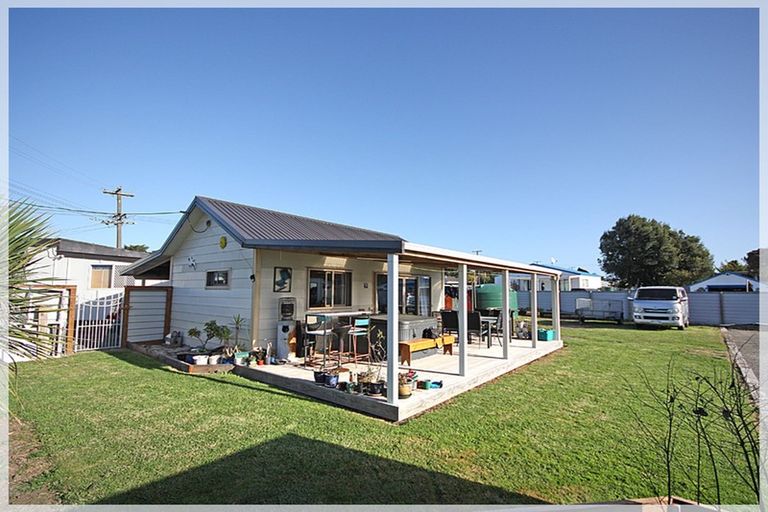 Photo of property in 5 Ripa Street, Tangimoana, 4822