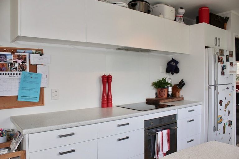 Photo of property in 58 Taipari Road, Te Atatu Peninsula, Auckland, 0610