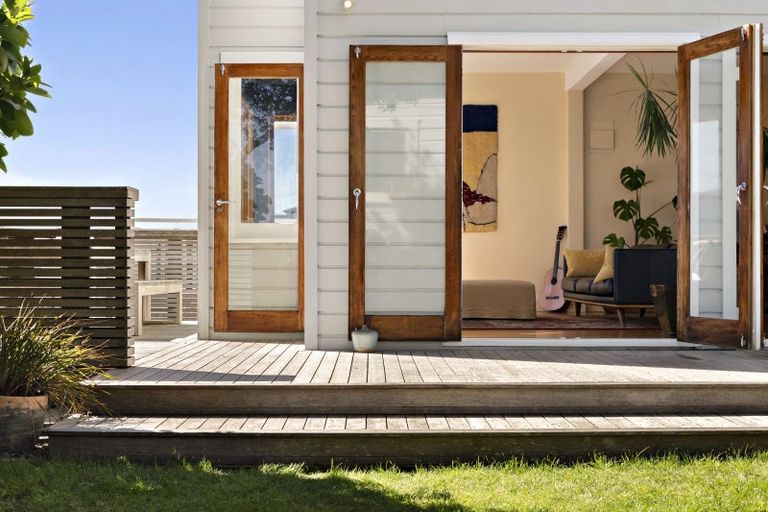 Photo of property in 10 Earls Terrace, Mount Victoria, Wellington, 6011