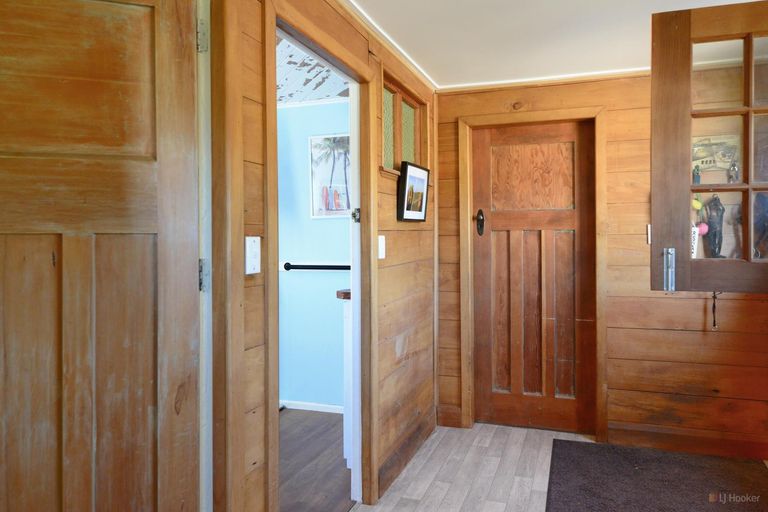 Photo of property in 19 Mount John Road, Waimate, 7977