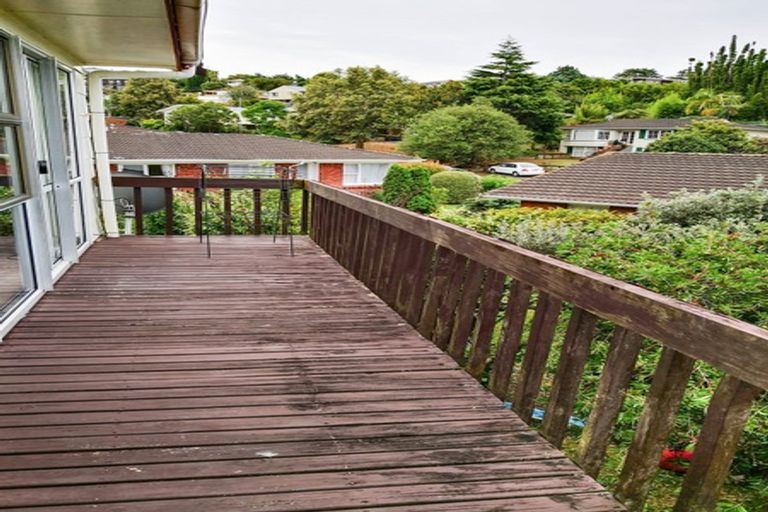Photo of property in 1/7 Sovereign Place, Glenfield, Auckland, 0629