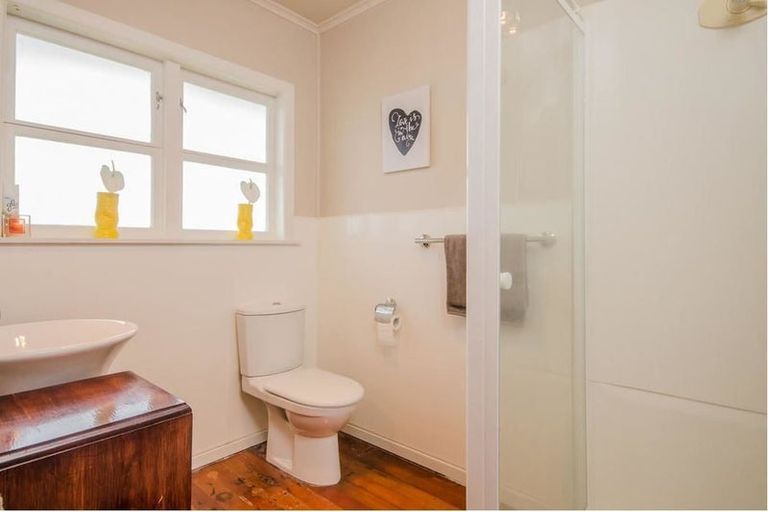 Photo of property in 2/1a Helga Crescent, Te Atatu Peninsula, Auckland, 0610