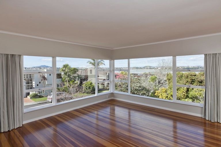 Photo of property in 27 Mcbreen Avenue, Northcote, Auckland, 0627