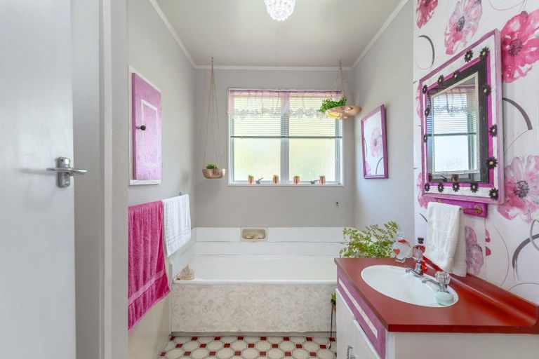 Photo of property in 2 Hornsby Street, Carterton, 5713