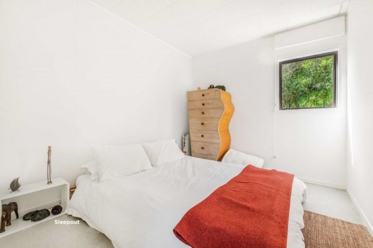 Photo of property in 127 Marine Parade North, Piha, New Lynn, 0772