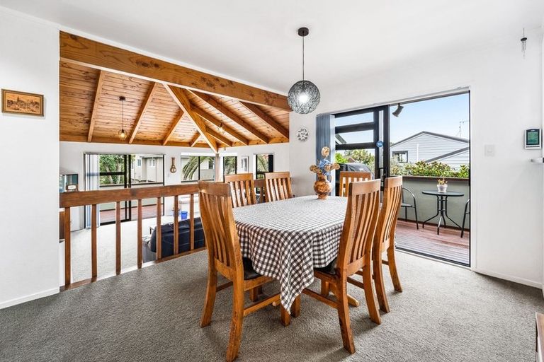 Photo of property in 32 Marina View Drive, West Harbour, Auckland, 0618