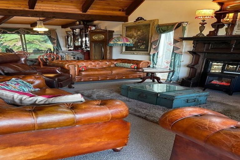 Photo of property in 556 Scenic Drive, Waiatarua, Auckland, 0612