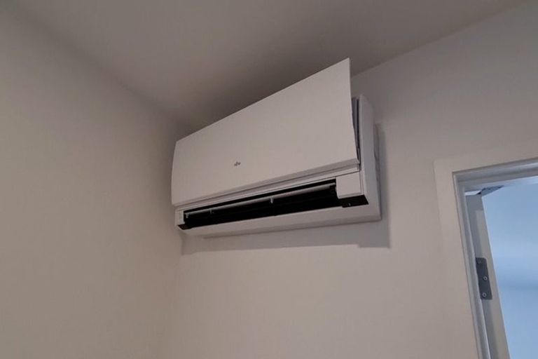 Photo of property in 3/137 Tirimoana Road, Te Atatu South, Auckland, 0602