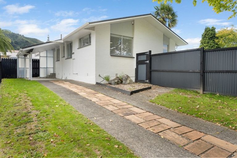 Photo of property in 25 Montana Road, Totara Park, Upper Hutt, 5018
