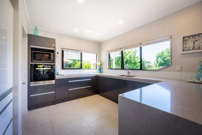 Photo of property in 16 Wainoni Heights, Greenhithe, Auckland, 0632