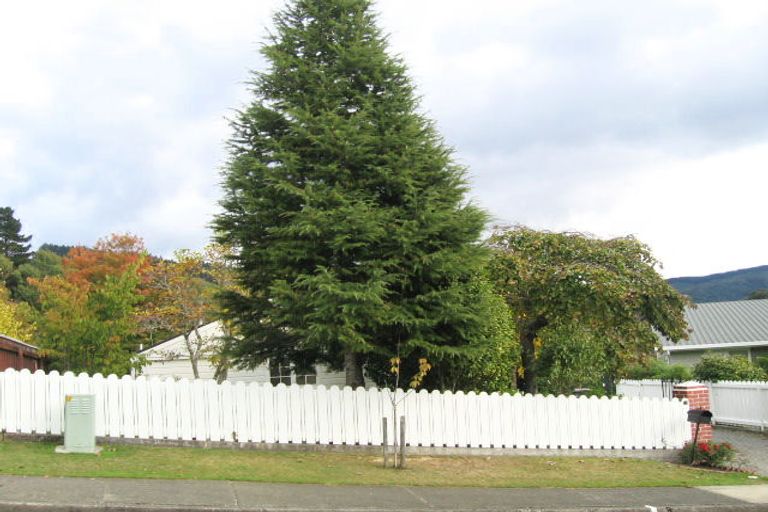 Photo of property in 10 Harewood Grove, Pinehaven, Upper Hutt, 5019