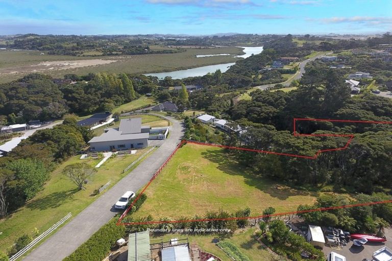 Photo of property in 299 Whangaparaoa Road, Red Beach, 0932