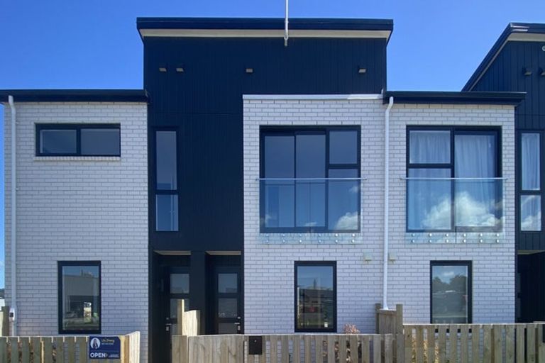 Photo of property in 2/86 Fred Taylor Drive, Westgate, Auckland, 0814