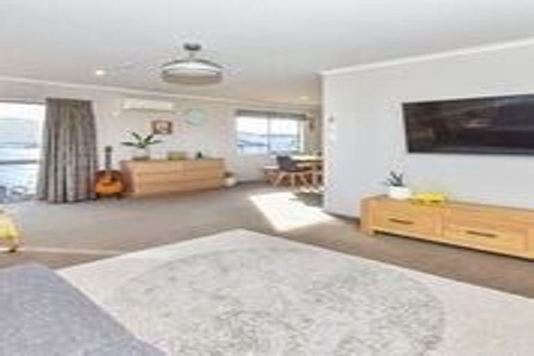 Photo of property in 9a Crispe Road, Clarks Beach, 2122
