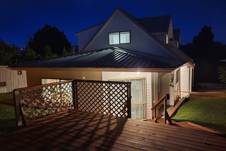 Photo of property in 8a Aplin Place, Birkdale, Auckland, 0626