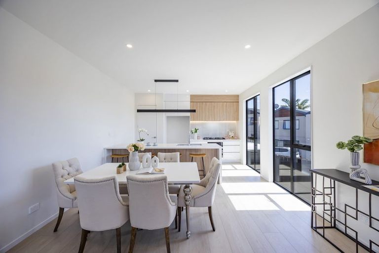 Photo of property in 17a John Jennings Drive, Oteha, Auckland, 0632