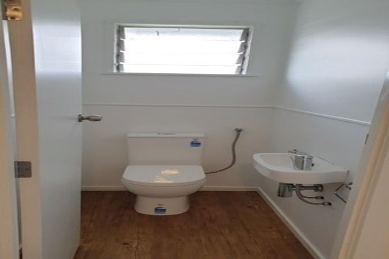 Photo of property in 14 Easton Park Parade, Glenfield, Auckland, 0629