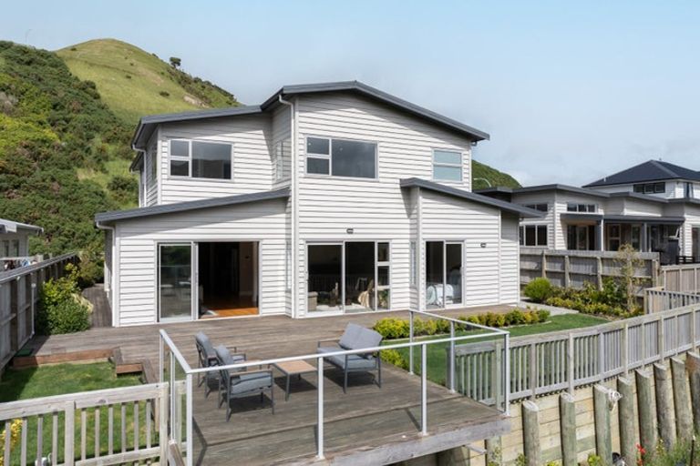 Photo of property in 22 Farnworth Terrace, Churton Park, Wellington, 6037