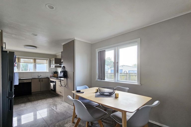 Photo of property in 24 Sutton Crescent, Papakura, 2110
