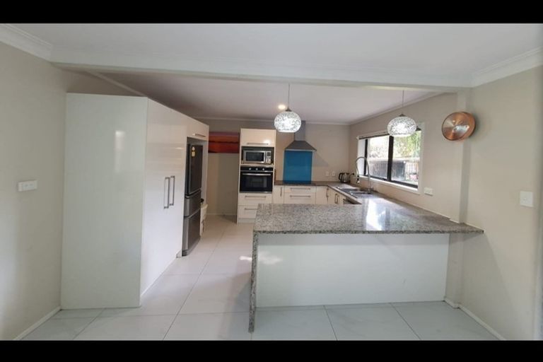 Photo of property in 24 Eugenia Rise, Totara Heights, Auckland, 2105