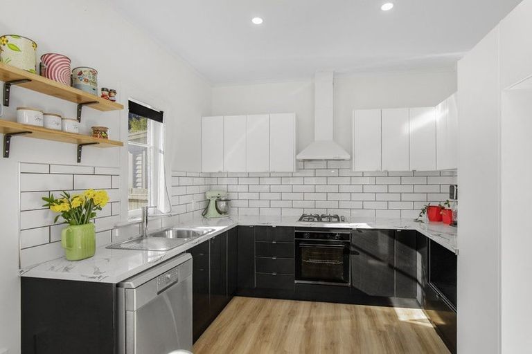 Photo of property in 24 Kauri Street, Eastbourne, Lower Hutt, 5013