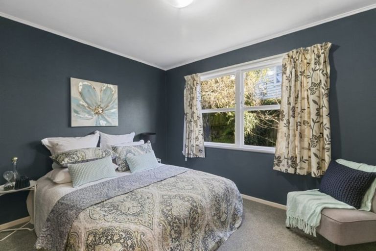 Photo of property in 6 Merritt Way, Newlands, Wellington, 6037