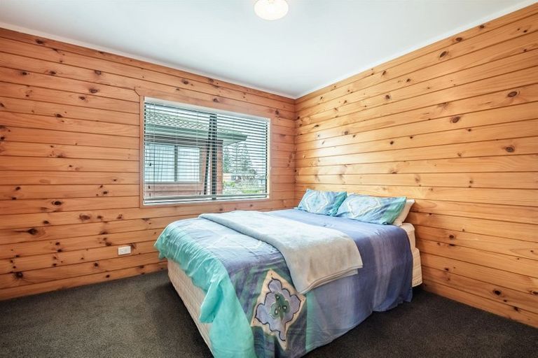 Photo of property in 2/6 Stoneleigh Court, Sunnynook, Auckland, 0632