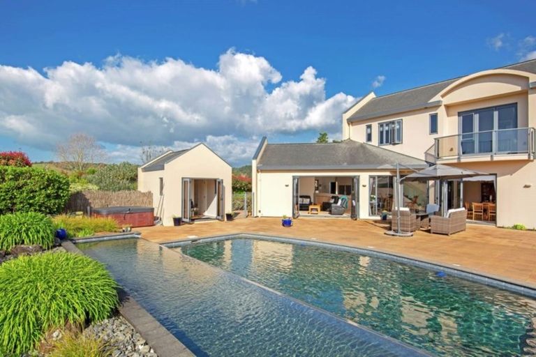 Photo of property in 68 Porterfield Road, Whitford, Howick, 2571