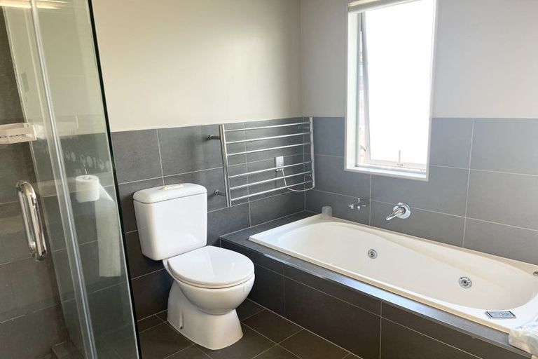 Photo of property in 12 Mana Lane, Pinehill, Auckland, 0632